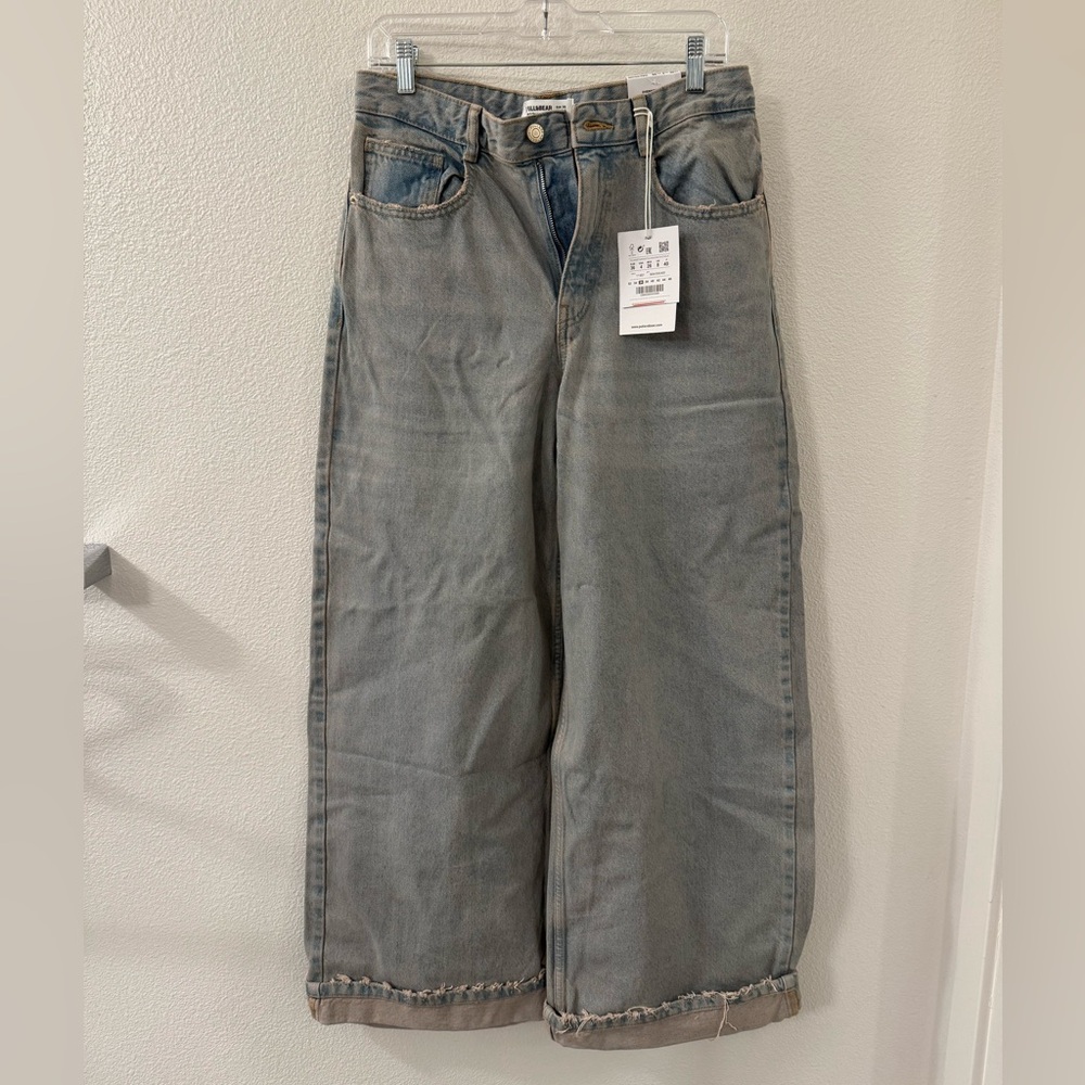 Pull&Bear wide leg baggy jeans. Low-mid rise. New with tags. Size 4-6.
